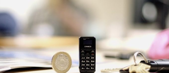 Zanco tiny t1 ir pasaulē mazākais tālrunis, kura izmēri ir tādi paši kā USB diskdzinī