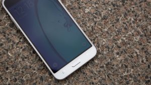Samsung Galaxy S3 sprijeda pod kutom