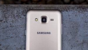 Samsung Galaxy J5 bag og kamera