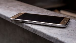 Samsung Galaxy J5 front i vinkel