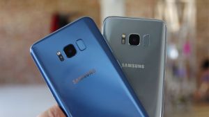 Samsung Galaxy S8 og S8 Plus - bagside sammenlignet