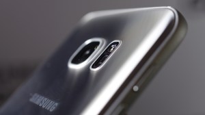 Samsung Galaxy S7 جائزہ: کیمرہ ہاؤسنگ صرف 0.46mm پھیلا ہوا ہے۔