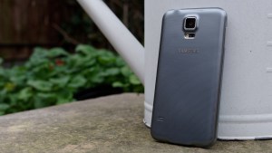 Samsung Galaxy S5 Neo recenzija: Stražnji, pod kutom