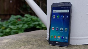 Análise do Samsung Galaxy S5 Neo: Frente, inclinado para a esquerda