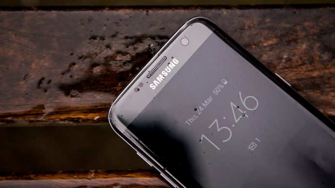 Samsung Galaxy S7 Edge sempre a la pantalla des d'un altre angle
