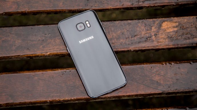 Samsung Galaxy S7 Edge aizmugurē