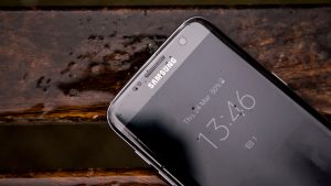 Samsung Galaxy S7 Edge aina näytöllä toisesta kulmasta