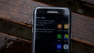 Samsung Galaxy S7 Edge — ekrāna malas tuvplāns