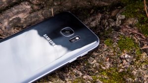 Recenzia Samsung Galaxy S7: Zadná časť pod uhlom