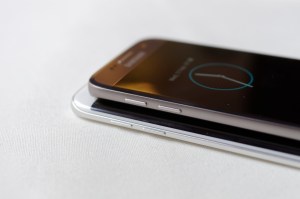 Samsung Galaxy S7 (øverst) vs Samsung Galaxy S7 Edge