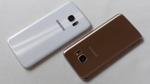 Samsung Galaxy S7 (trái) và Samsung Galaxy S7 Edge